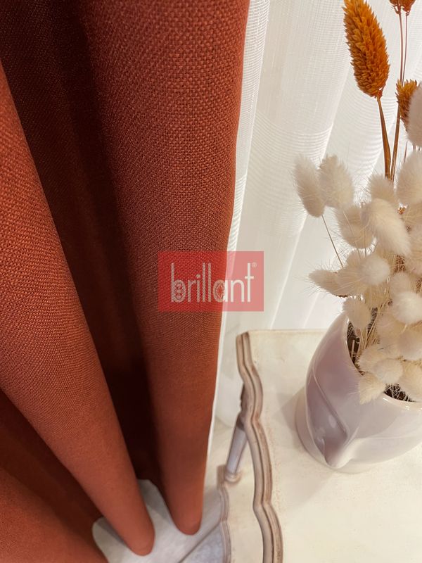Brillant Keten Fon Perde Vane Antrasit J813297.827 Modern Düz Sade Ürün son 2025-2026 sezonunun perdesi olarak gözükmektedir. Daha çok sade düz renklerin olduğu odalarda tercih edilmektedir.