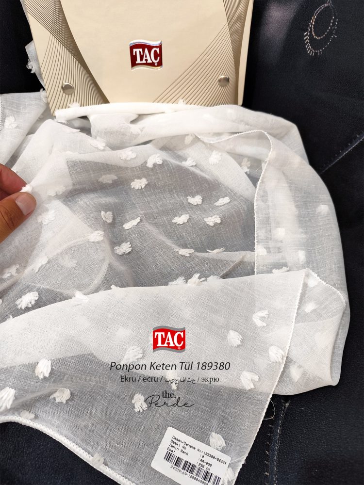 Taç Ponponlu tül perde keten zemin